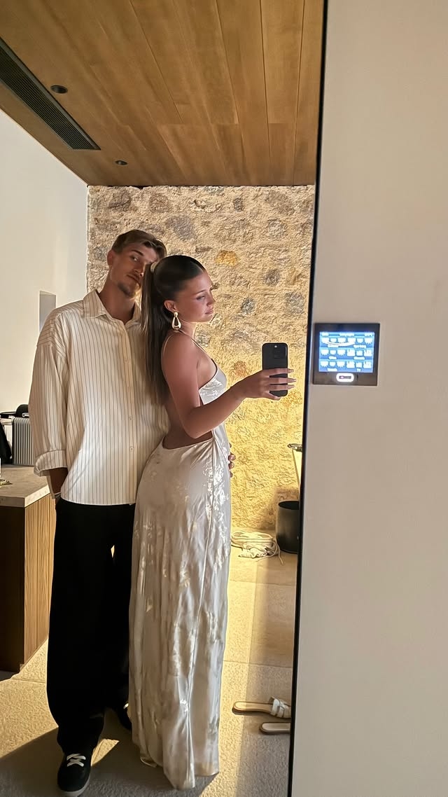 jjb-🥰20岁拜仁新援比绍夫官宣恋情，女友是拜仁名宿绍尔17岁的女儿