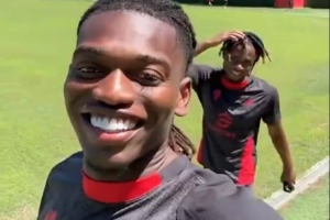 莱奥社媒晒搞怪视频与丘库埃泽一起唱歌：活到极致