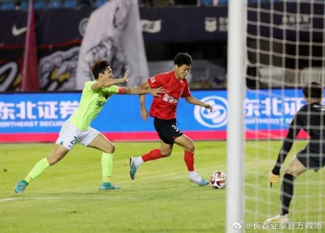 jjb-【亚泰故事·同框】结束8年漂泊 元敏诚披上6号战袍